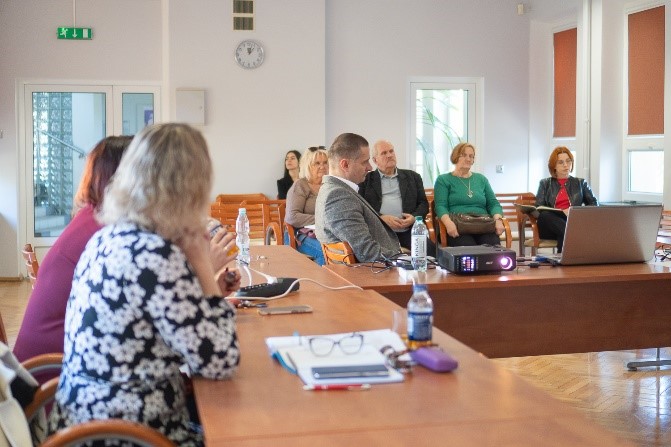 Zdjęcie przedstawia uczestników debaty